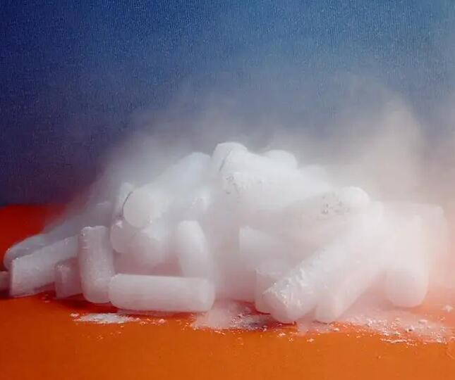 硬菜：信安達(dá)生產(chǎn)的荊州塊狀干冰怎樣保存更長久