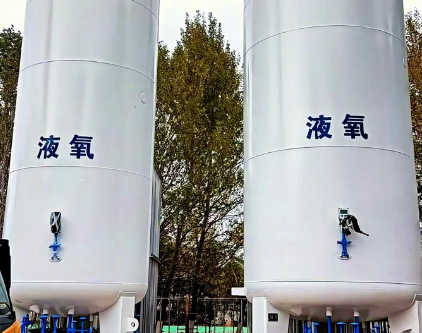 發(fā)生液氧泄漏時(shí)，鄂州信安達(dá)現(xiàn)場人員應(yīng)如何正確撤離？